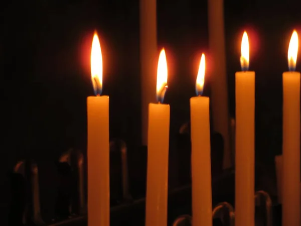 Prachtige foto van kaarsen in een kerk verlicht voor het gevoel — Stockfoto