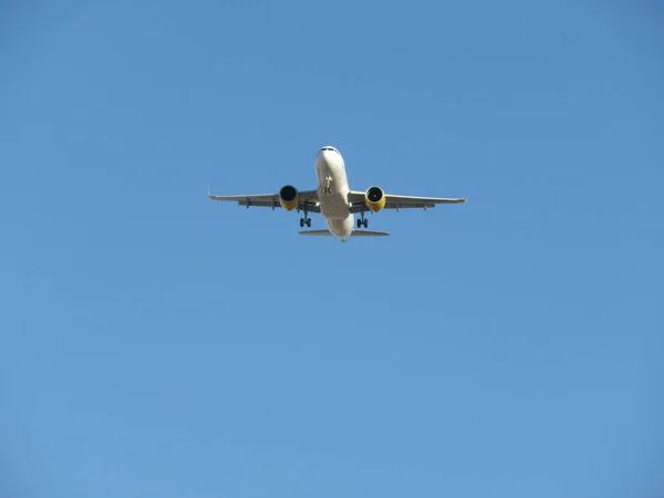 Schöne Aufnahme eines Flugzeugs, das beim Landeanflug auf den Flughafen landet — Stockfoto