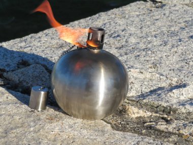 Isıtma ve çevreyi aydınlatarak aydınlatılan güzel avize