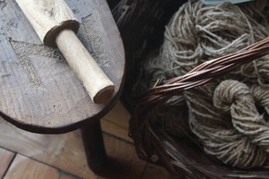 Dönmek ve giysi yapmak için çok eski koyun yünü.