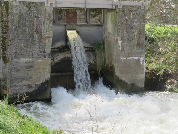 Prachtig Kanaal Frankrijk Met Veel Water Een Gigantische Wandeling — Stockfoto