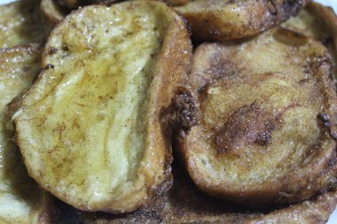 İspanya 'da kutsal haftanın en güzel tatlısı kızarmış yumurta ve sütlü ekmek.