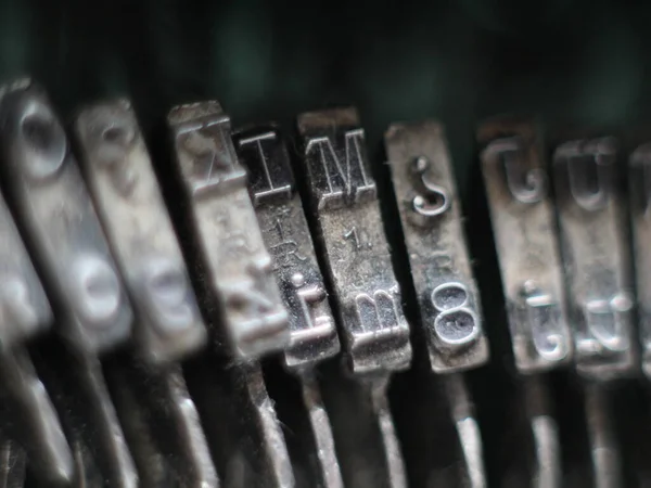 Her şeyin tamirci olduğu güzel, eski daktilo.