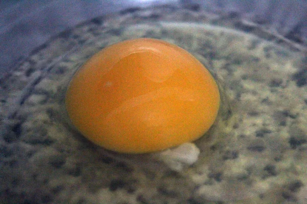 Güzel Tavuk Yumurtası Çırpmak Yemekleri Lekelemek Için — Stok fotoğraf