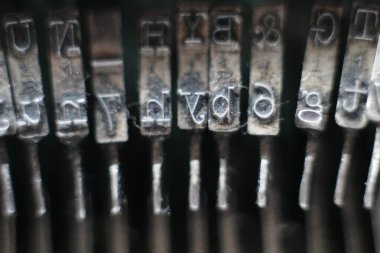 Her şeyin tamirci olduğu güzel, eski daktilo.