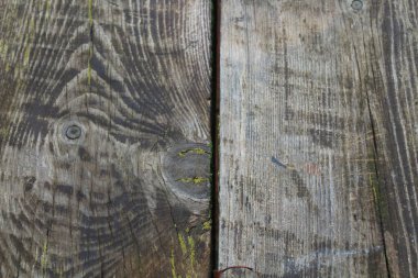 Zaman geçtikçe daha güzel olan eski ahşap masa.