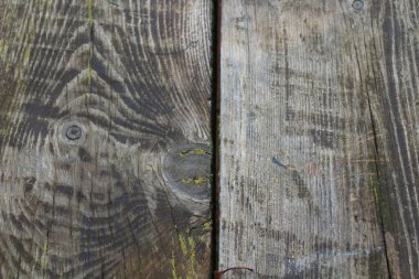 Zaman geçtikçe daha güzel olan eski ahşap masa.