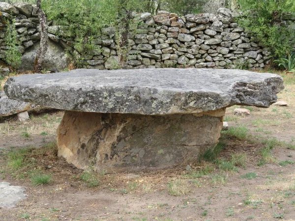 Piękny Stół Kamienia Naturalnego Wielkich Rozmiarach Bardzo Stary — Zdjęcie stockowe