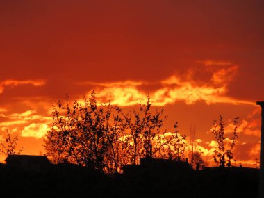 Gün batımı bulutları kırmızı güneş yansıma etkisi şafak vakti