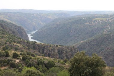 Geniş bir nehir ve büyük vadilerle güzel bir görüntü.