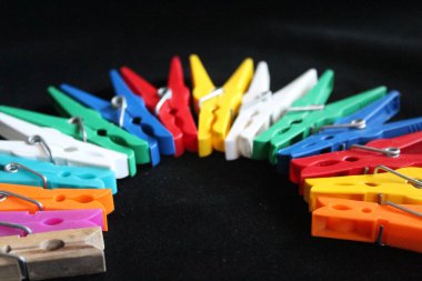 Plastik cımbız. Kıyafet renkleri kuru kırmızı mavi tutar.