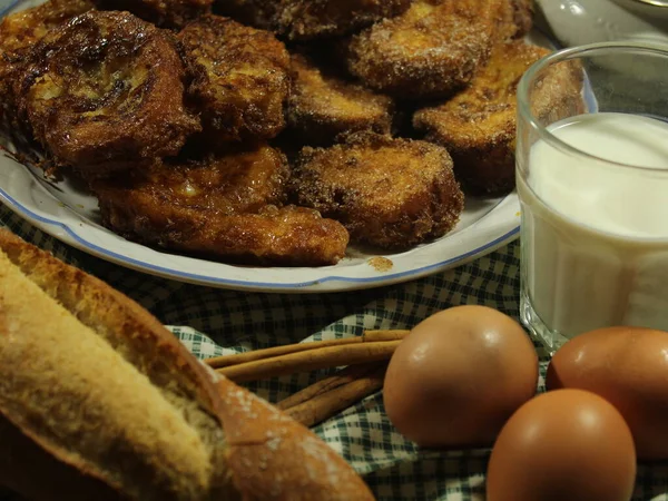 Franska Rostat Bröd Skivor Mjölk Dessert Kanel Socker Ägg Spanska — Stockfoto