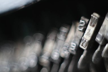 Her şeyin tamirci olduğu güzel, eski daktilo.