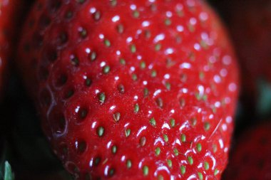 Kırmızı çilek, yeşil, sağlıklı beslenme, lezzetli tatlı.