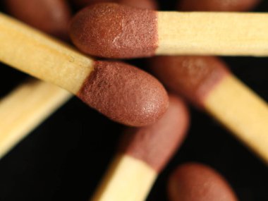 Fosfor, ateş, odun, duman, kundakçı ile eşleşiyor.