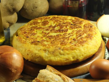 Tipik İspanyol patates omleti. Orijinal geleneksel lezzetli.