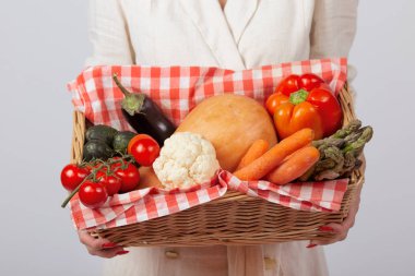 Domates, biber, balkabağı, karnabahar, havuç ve patlıcan içeren sağlıklı ve taze sebzeler. Hafif bir arkaplanda izole edilmiş.