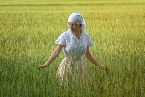 Menina Campo — Fotografia de Stock