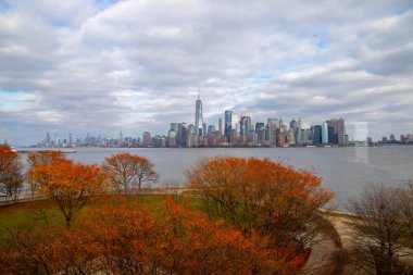 15 Ekim 2018 'de ABD' deki Ellis Adası 'ndan gelen sonbahar ağaçlarıyla New York şehrinin ufuk çizgisi