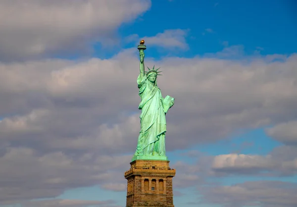 Estatua de la Libertad en Nueva York. 25 de diciembre de 2018. Vista desde el barco — Foto de Stock