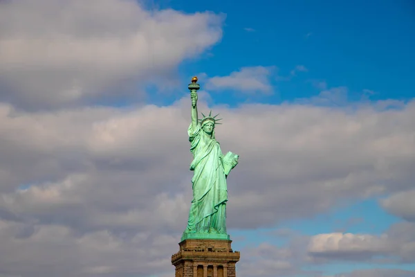 New York 'ta Özgürlük Anıtı. 25 Aralık 2018. Tekneden görünüm