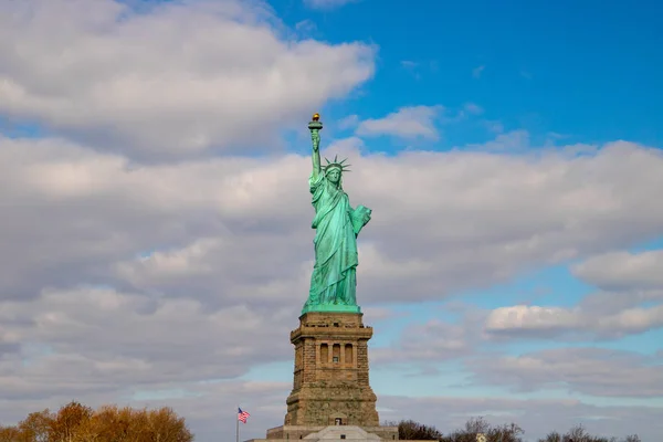 ニューヨークの自由の女神。2018年12月25日船からの眺め — ストック写真