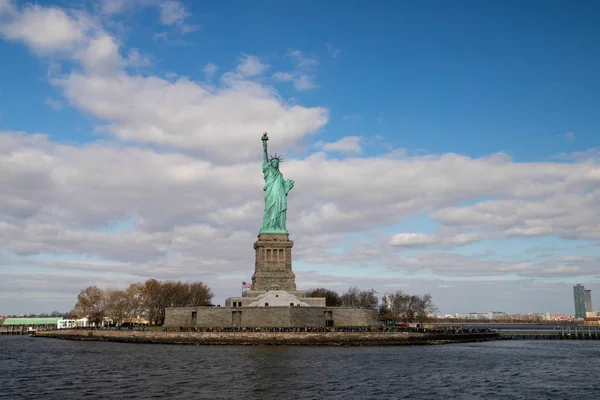 New York 'ta Özgürlük Anıtı. 25 Aralık 2018. Tekneden görünüm