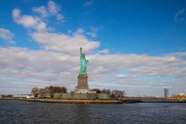 Estatua de la Libertad en Nueva York. 25 de diciembre de 2018. Vista desde el barco — Foto de Stock