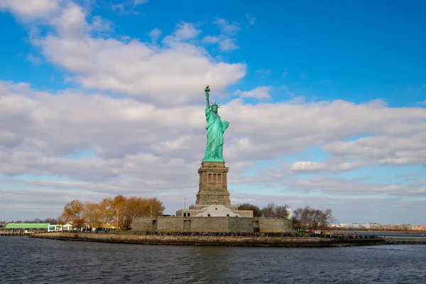 Estátua da Liberdade em Nova Iorque. 25 de dezembro de 2018. Vista do barco — Fotografia de Stock
