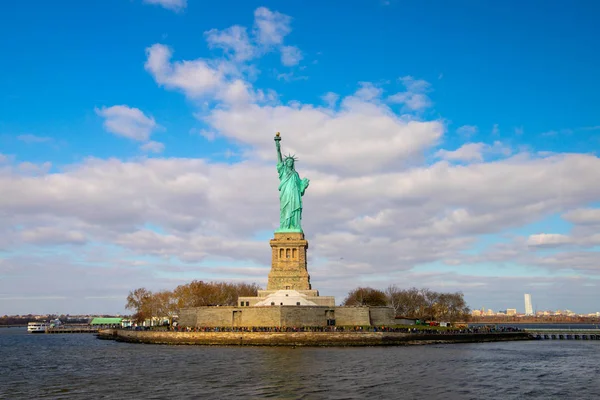 New York 'ta Özgürlük Anıtı. 25 Aralık 2018. Tekneden görünüm