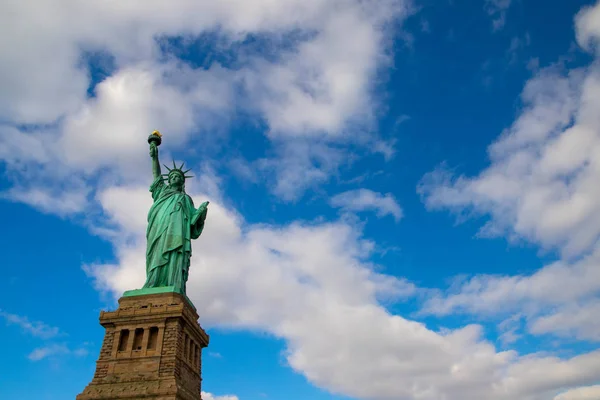 Estatua de la Libertad aislada en el cielo azul con las nubes blancas en el estado de Nueva York, Estados Unidos. 25 de diciembre de 2018. Vista desde la parte inferior — Foto de Stock