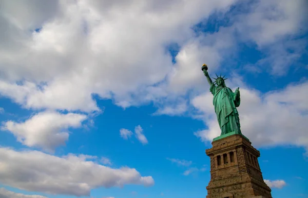 Estatua de la Libertad aislada en el cielo azul con las nubes blancas en el estado de Nueva York, Estados Unidos. 25 de diciembre de 2018. Vista desde la parte inferior — Foto de Stock