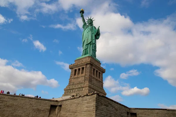 ニューヨーク州の白い雲と青い空に隔離された自由の女神、アメリカ。2018年12月25日下からの眺め — ストック写真