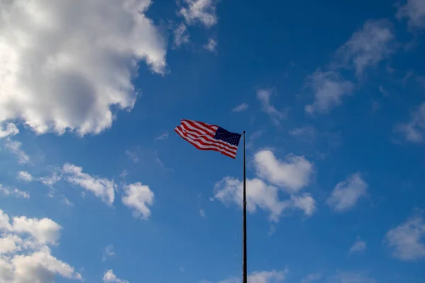Amerika Birleşik Devletleri bayrağı New York, Usa 'da mavi gökyüzünde beyaz bulutlarla izole edildi. 25 Aralık 2018