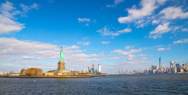 Statue of Liberty and New York Skyline isolated on the blue sky with white clouds. October 11,2018 — ストック写真