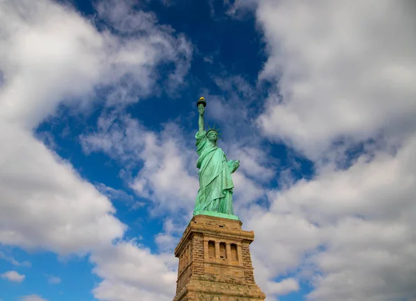 Estátua da Liberdade isolada no céu azul com as nuvens brancas no dia ensolarado, Nova York, EUA. Outubro de 2018 . — Fotografia de Stock