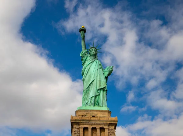 Estátua da Liberdade isolada no céu azul com as nuvens brancas no dia ensolarado, Nova York, EUA. Outubro de 2018 . — Fotografia de Stock
