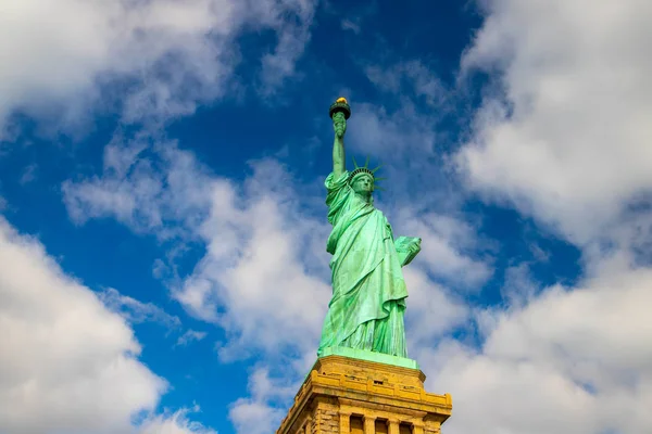 晴れた日に白い雲と青い空に隔離された自由の女神,ニューヨーク,アメリカ.2018年10月. — ストック写真