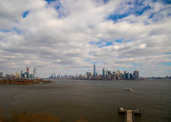 O horizonte de Nova Iorque. Vista do lado de Brooklyn. Novembro de 2018 . — Fotografia de Stock