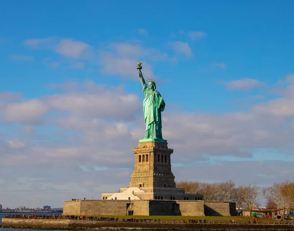Estátua da Liberdade em Nova York, EUA A estátua de cobre. Novembro de 2018 — Fotografia de Stock