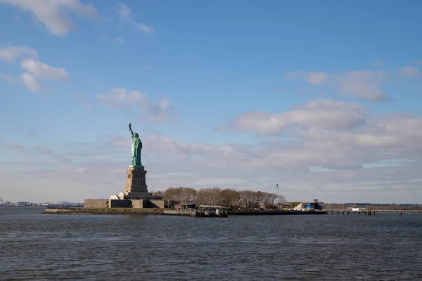 Estatua de la Libertad en Nueva York, EE.UU. La estatua de cobre. noviembre, 2018 — Foto de Stock