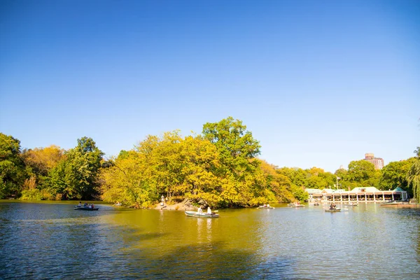 The Lake in New York City in Central Park , USA . November 2019. — Stock Photo, Image