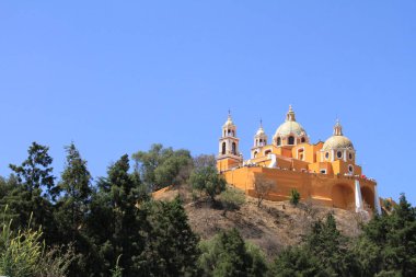 Cholula Kilisesi üzerinde bir piramit
