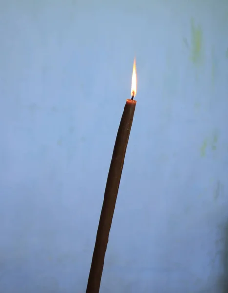 çok ince mavi mum