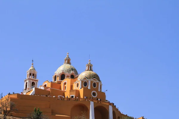 Cholula kilise ve mavi gökyüzü
