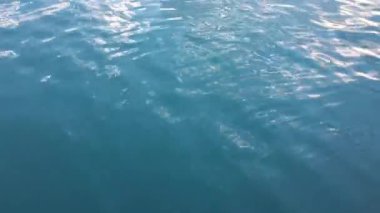 Mavi su arka planda normal hız