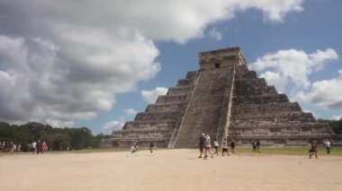 Tüylü yılan piramit Chichen Itza, Yucatan, Meksika için. Geç 2017. Bu yedi dünya harikasından biri. Chichen Itza mayan ana piramitte mahveder. Bu insanlar etrafında yürüyüş ve hızlı hareket fotoğraf çekmeye gösterir.