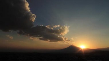 Dumanlı zaman atlamalı batımında Popocatepetl yanardağ