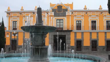 Şehir merkezinde Puebla City, Puebla, Meksika. Geç 2017. Çeşme Amerika kıtasına ilk tiyatroda önünde 
