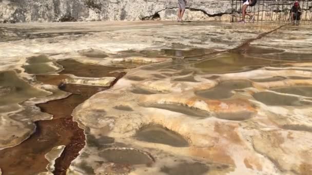 Hierve 是一个自然的地方 Spirngwater 做小水池和石化瀑布在瓦哈卡墨西哥 — 图库视频影像